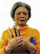 張媽秀出包包內的鉛筆盒，感謝圖書館讓他可以重溫從前的學生時光。