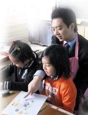 安迪哥哥細心指導小朋友。