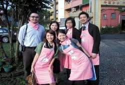 勤業眾信志工笑說：「要早起，沒有什麼了不起。」