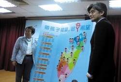 天下雜誌教育基金會董事長殷允芃(左) 與花旗銀行消費金融台灣區總經理管國霖(右)，啟動大專志工到偏鄉服務活動。