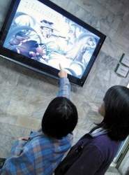 利用館內螢幕推廣電子書服務平台。