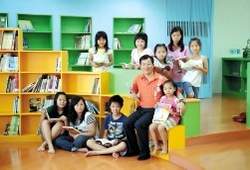 色調活潑鮮艷的童話圖書館。