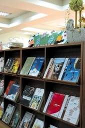 矮書架的空間架構營造人性空間。