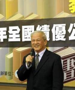 教育部長鄭瑞城與胡歐蘭女士致詞表示對績優圖書館的感謝。