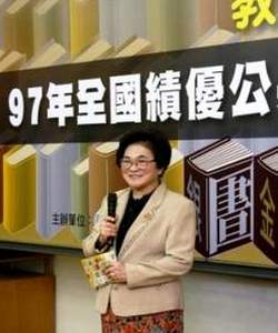 教育部長鄭瑞城與胡歐蘭女士致詞表示對績優圖書館的感謝。