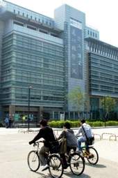 書架書櫃造型的中興圖書館。
