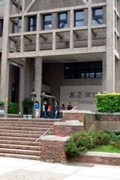 靜宜大學蓋夏圖書館外觀。