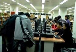 大學圖書館普遍使用電腦查詢圖書資料。