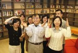 館長與館員在新改建好的新書展示區合影留念。(手勢代表CYU清雲科大)