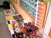 新書展示區一角,客家花布裝飾的木椅多麼美!