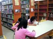 書庫中坐擁書城的愉快閱讀。