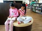 毛毛蟲圖書館一角。