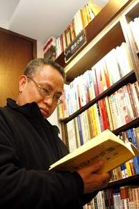 遨遊書香中的傅月庵。