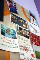 這面牆貼滿著讀者對凱風卡瑪的感謝與祝福。