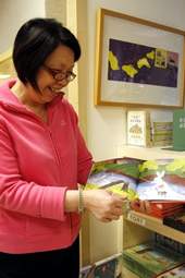 信誼親子書店經理史玲娜對每本童書都如數家珍。