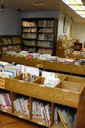 信誼親子遊戲區內還有一間繪本圖書館，提供會員借閱。