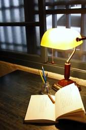 時光二手書店將最好的位置留給願意慢慢品味書本的顧客。