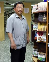 為民雄圖書館奉獻22年的館長許涼池。