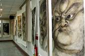 正在五樓展示民雄畫家林慶祈的水墨畫展。
