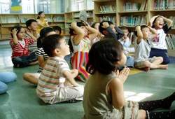 看孩子專注的眼神，感受閱讀的美好。