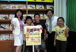 范揚焄校長、羅惠清主任與學生在圖書館。