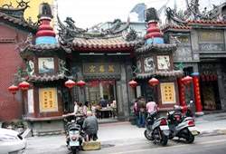 台中市舊市區裡香煙裊裊中印證著幾許往昔風華。