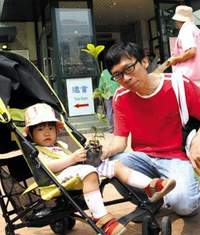 館慶當天許多讀者帶著全家大小一起取樹苗，共同愛護地球。