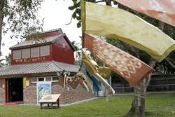 原本老舊菸樓建築,今年搖身一變成為「花手巾植物染工坊」。