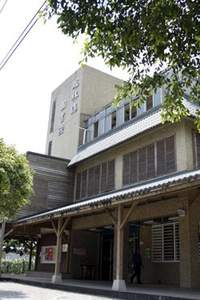 為凸顯鳳林鎮原有之菸葉產業文化，圖書館外觀打造成菸樓造型。