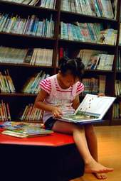 孩童隨興的挑書享受書香世界。