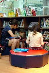 兒童閱覽室是親子共讀的樂園。