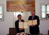 5月19日台南市長許添財與台北德國文化中心主任葛漢共同簽署協議書。