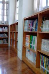 舖設木板的中低年級圖書館。