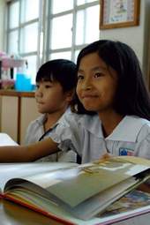 孩童欣喜享受書香世界。