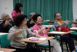 阿公、阿嬤們的社團活動手語課。
