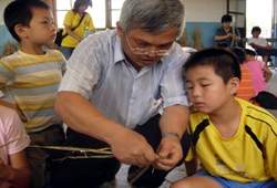 阿公跟孫子在樂齡中心一同學習。