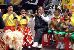 外社國小樂齡中心的祖孫八音合奏。