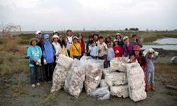 社大學員經常參與環保工作，以實際行動投入社會改革。(台南社大提供)