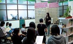 南市圖的社大講師推薦書區，與寫作徵文活動現場。