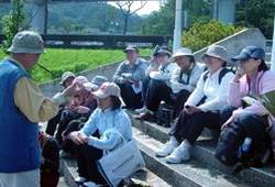 老師帶領社大學員參與社區公共活動。