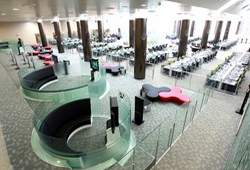 各式高科技設備提供讀者檢索資料。