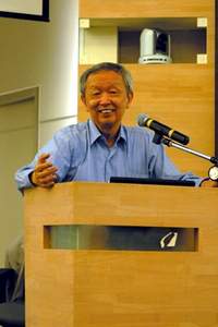 李家同教授演講豐富的表情。