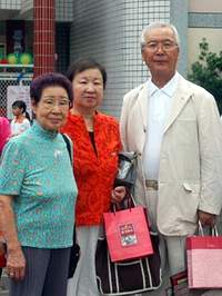 去年9月水谷雪奶奶(左) 由女兒加代、女婿西田忠幸陪同再度走訪竹田國小。