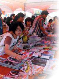 好書交換起跑，愛書人欣喜挑書。