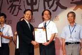 《書香遠傳》獲奬，國中圖由副館長鄭慕寧(右) 代表，從研考會主委江宜樺手中接過奬項。