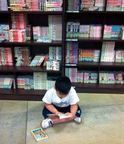 西門圖書館有青少年最愛的主題書櫃。