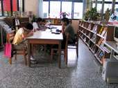 期刊區以書櫥隔出獨立空間,自成一格。