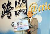 林良拿下兒童圖書類最佳著作人獎與文學圖書兩項大獎。