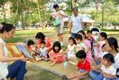 永和社大兒童文化研究社在四號公園裡說故事。