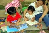 親子共讀、或者聽故事,都可以培養孩子的耐心。